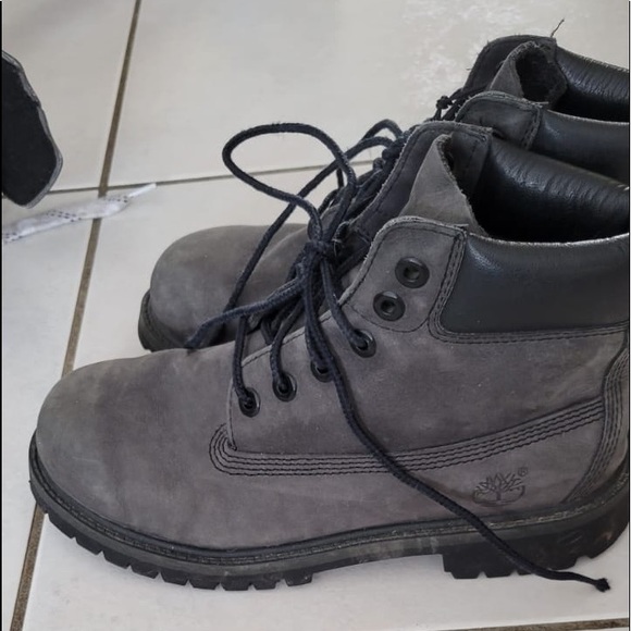 3 items: Timberland Boots, Ice Skates and Winter Boots - Picture 2 of 13